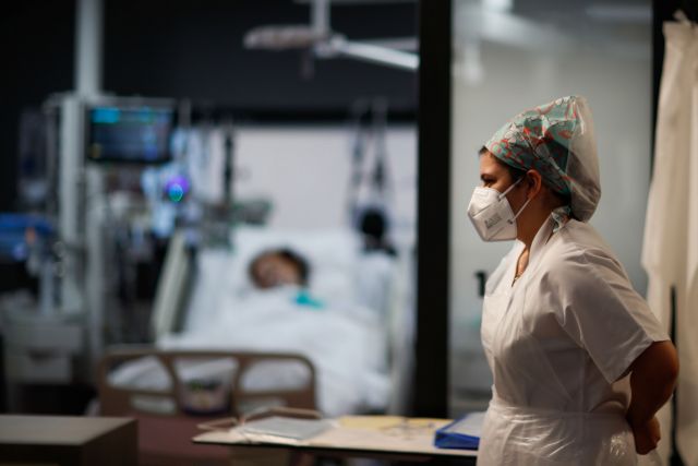 Κορωνοϊός : Στα χαρακώματα η Β. Ελλάδα στήνει νοσοκομεία εκστρατείας – Μαύρο ρεκόρ νεκρών και διασωληνωμένων