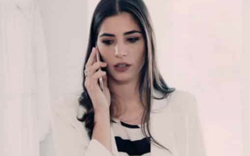 Σκηνές σοκ στις 8 Λέξεις – Ο Δημήτρης επιτίθεται στην Βικτώρια και την χτυπάει με μανία