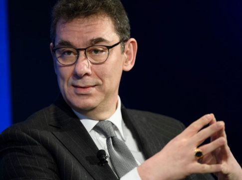 Άλμπερτ Μπουρλά : Ο Έλληνας στο τιμόνι της Pfizer που υποστηρίζει τον Άρη