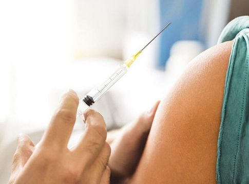 Πότε έρχεται το εμβόλιο, ποιοι θα το κάνουν πρώτοι