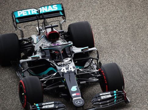 Συνεχίζει απτόητος ο Χάμιλτον: Pole position και στο Μπαχρέιν!