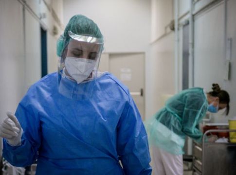 Μόσιαλος : «Έρχεται μεγαλύτερη πίεση στο Σύστημα Υγείας – Πιθανά τα περιοδικά lockdown»
