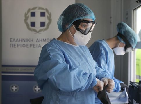 «Μακάβριο» ρεκόρ με 34 νεκρούς και 207 διασωληνωμένους – Στα 2.556 τα νέα κρούσματα