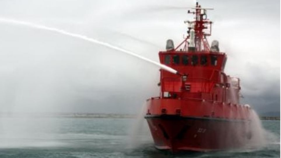 Φωτιά σε πλοίο : Σώοι οι 14 ναυτικοί – Μεγάλη προσπάθεια για την κατάσβεση
