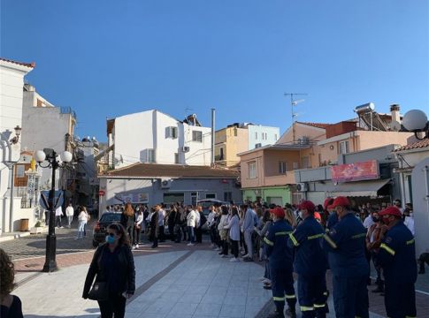 Σεισμός – Σάμος : Ράγισαν καρδιές στο τελευταίο αντίο στον Άρη και την Κλαίρη