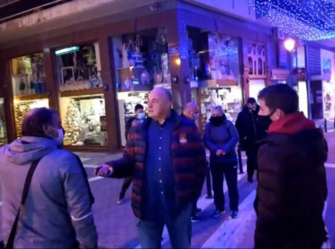 Αχιλλέας Μπέος : «Κόβει» βόλτες στον Βόλο ενώ… ξέχασε τη μάσκα του