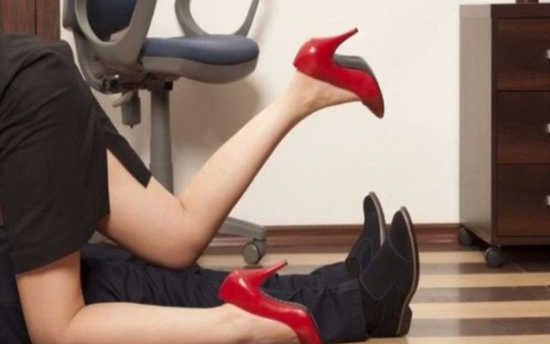 Παντρεμένη μούσα της TV «έπεσε στο κρεβάτι» του συζύγου κόρης πασίγνωστου επιχειρηματία!