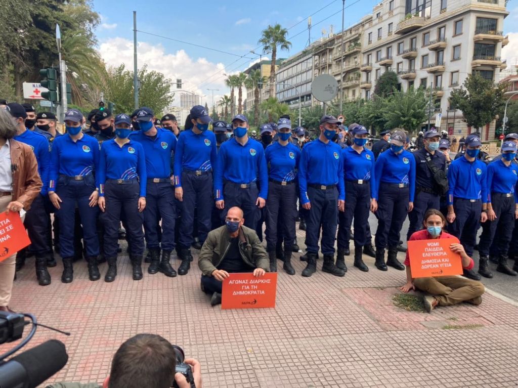 Ποιοι ήταν οι αστυνομικοί με τα μπλε μπλουζάκια στο Πολυτεχνείο;