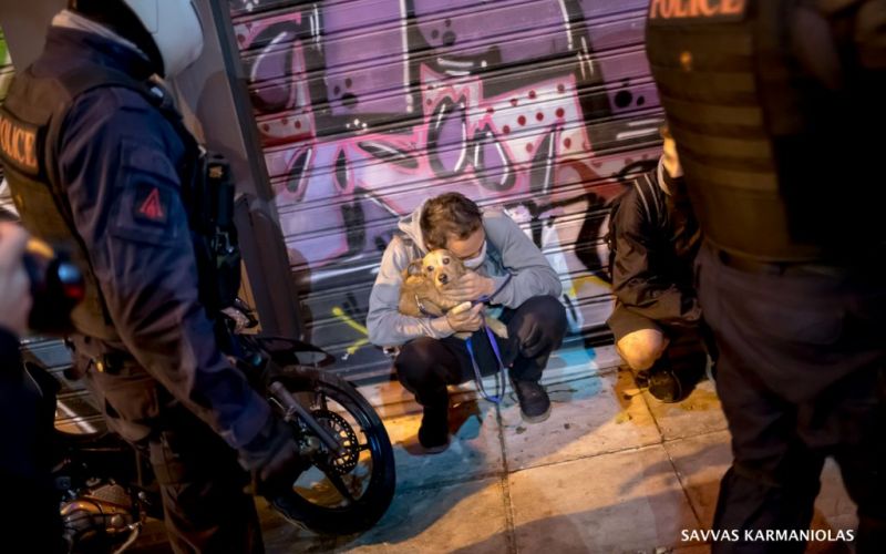 Ντροπή : Προσήγαγαν ποδηλάτες, ιδιοκτήτες σκύλων και πρόσφυγες μετά την πορεία για το Πολυτεχνείο