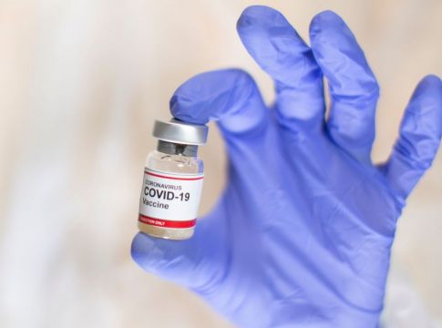«Επιχείρηση» εμβόλιο : Πότε και πόσες δόσεις θα πάρει η Ελλάδα – Πρέπει να είναι υποχρεωτικό;