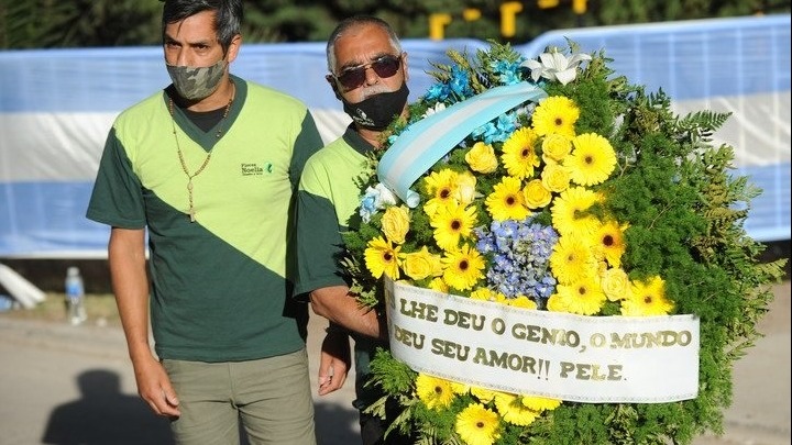 Συγκίνηση με το στεφάνι του Πελέ