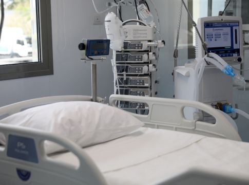 Ώρες αγωνίας στα νοσοκομεία – Η «μητέρα των μαχών» για μια κλίνη στις ΜΕΘ