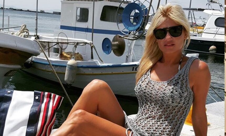 Φαίη Σκορδά : Η sexy πόζα στο λιμάνι της Τήνου! (pic)