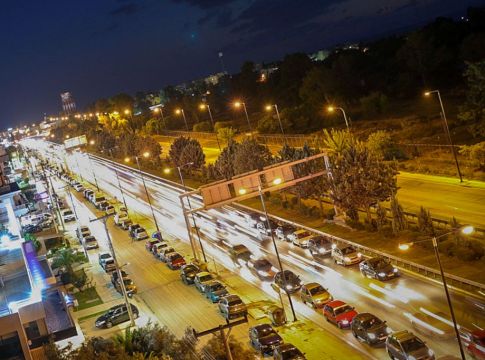 Χάος στους δρόμους της Αθήνας : Η κίνηση ξεπέρασε την παραμονή των Χριστουγέννων