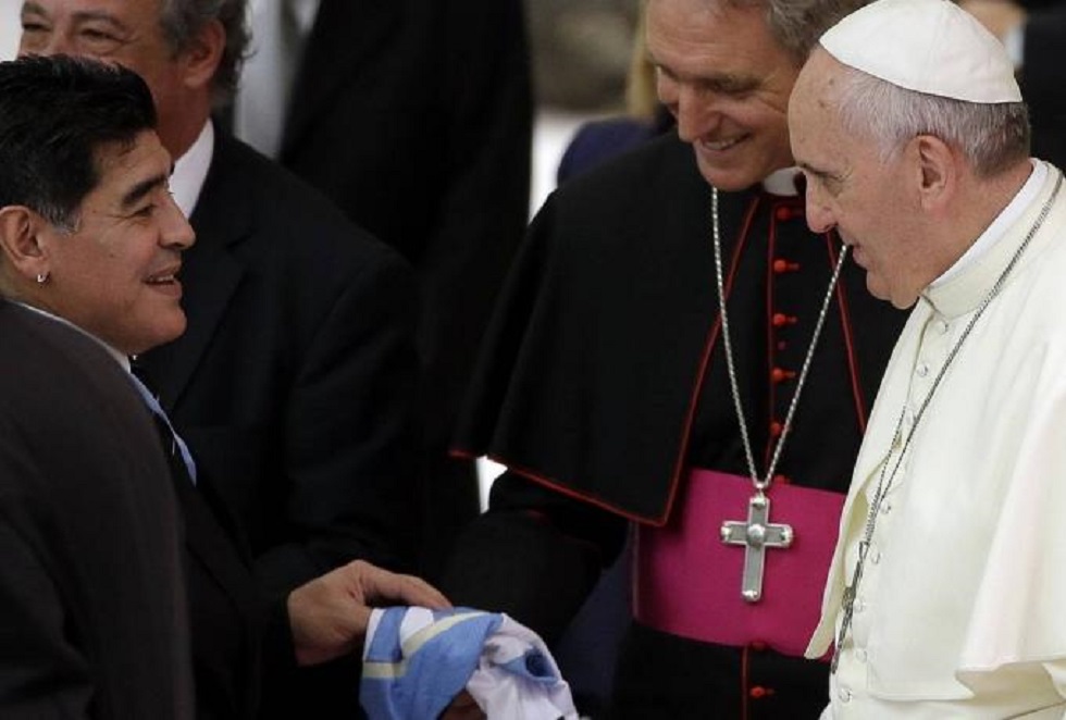 Συγκλονισμένος ο Πάπας Φραγκίσκος με τον χαμό του Μαραντόνα
