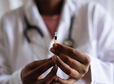 Δερμιτζάκης : Επικίνδυνος ο εμβολιασμός με υψηλό αριθμό κρουσμάτων