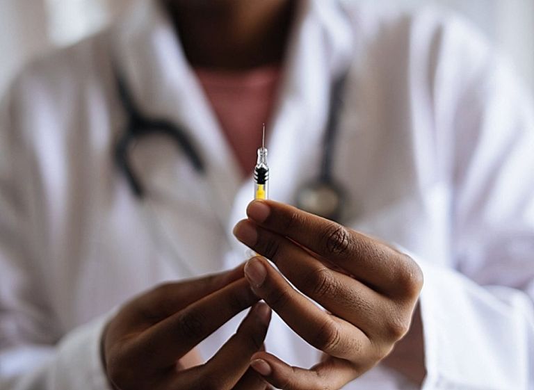Δερμιτζάκης : Επικίνδυνος ο εμβολιασμός με υψηλό αριθμό κρουσμάτων