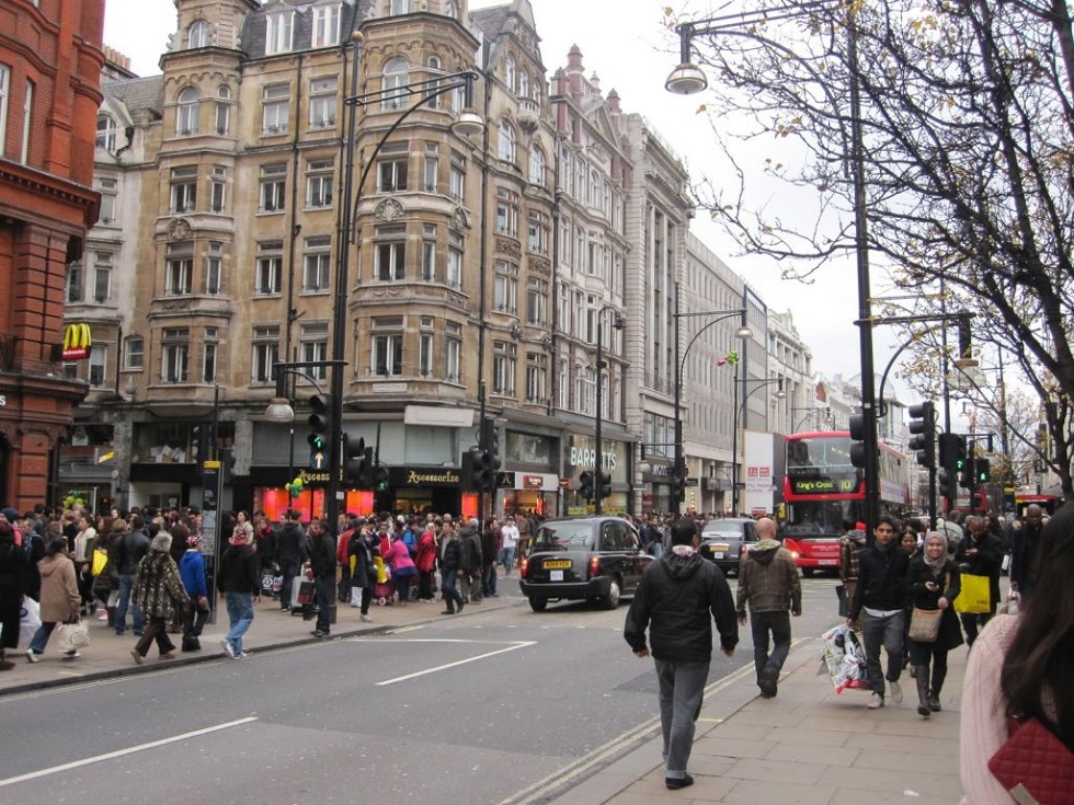 Κορωνοϊός : Κοσμοσυρροή στους εμπορικούς δρόμους του Λονδίνου