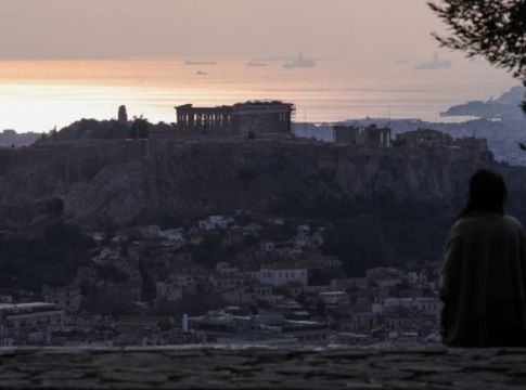Πρωτοχρονιά με lockdown, SMS και απαγόρευση κυκλοφορίας – Τα μέτρα για το ρεβεγιόν και τις κόκκινες περιοχές