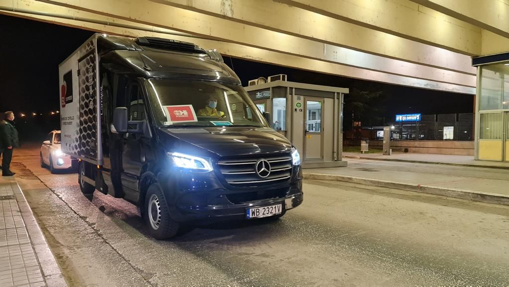 Κορωνοϊός : Έφτασε στην Αθήνα το φορτηγό με τα εμβόλια – Από αύριο οι εμβολιασμοί