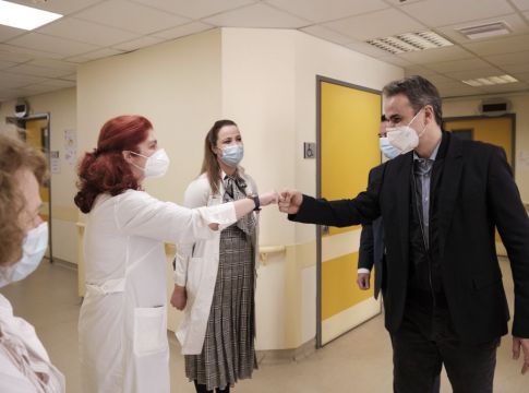 Μητσοτάκης : Το εμβόλιο είναι η αρχή του τέλους της πανδημίας