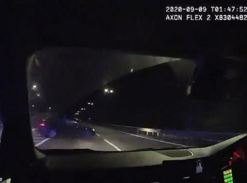 Περιπολικό πέφτει με φόρα πάνω σε σταματημένο αυτοκίνητο υπόπτoυ (vid)
