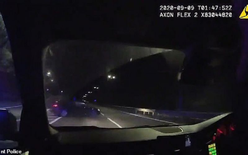 Περιπολικό πέφτει με φόρα πάνω σε σταματημένο αυτοκίνητο υπόπτoυ (vid)