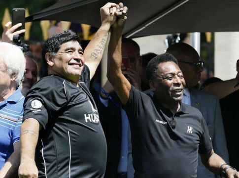 Το συγκλονιστικό «αντίο» του Πελέ στον Μαραντόνα