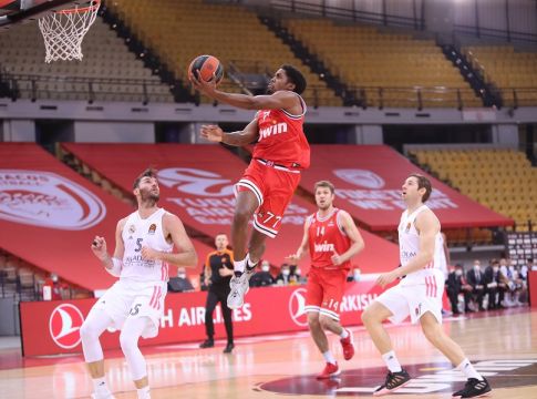 «Κλείδωσε» τη Ρεάλ και «έτρεξε» σερί 8-0 ο Ολυμπιακός (vid)