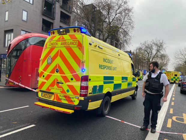 Αυτοκίνητο έπεσε σε πεζούς στο Λονδίνο – Αναφορές για τραυματίες (pics, vids)