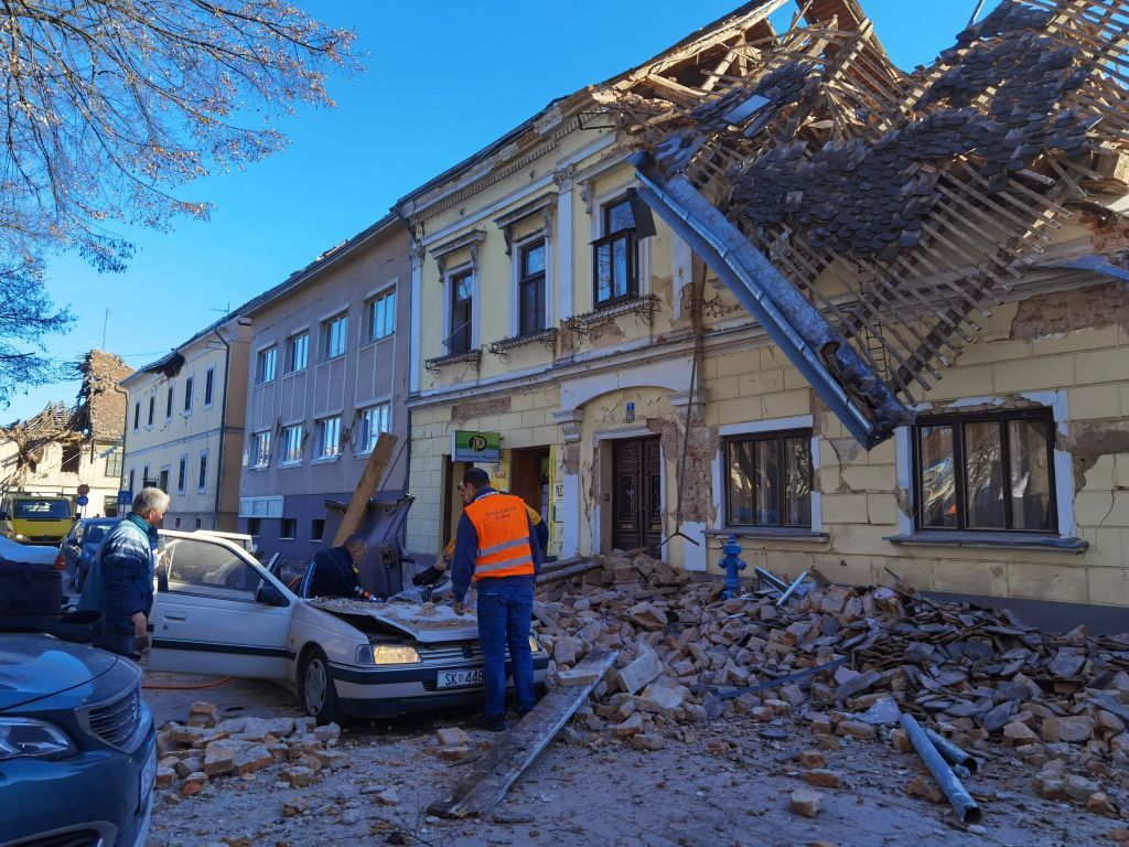 Σοβαρές ζημιές σε κτίρια από τον σεισμό των 6,3 Ρίχτερ στην Κροατία (pics)