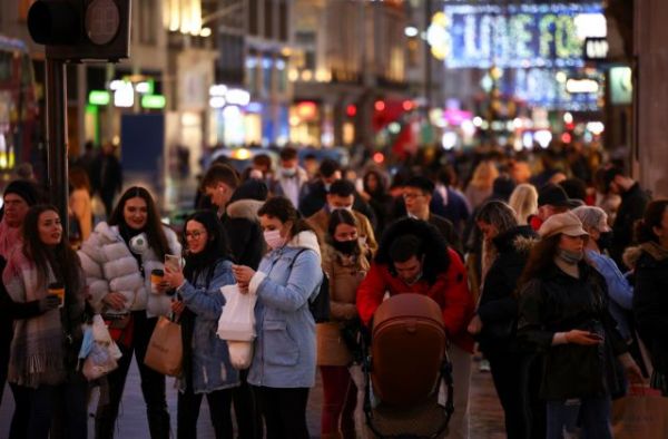 «Ξεχύθηκαν» στους δρόμους σε Λονδίνο και Γερμανία για ψώνια πριν το νέο lockdown