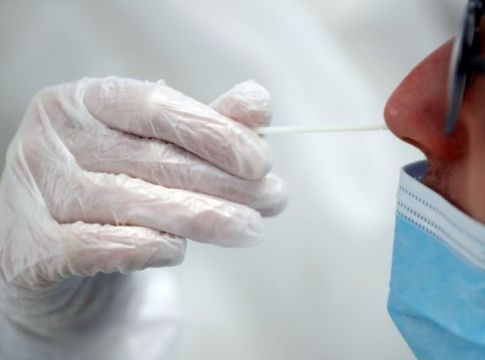 Πάνω από 8.800 κρούσματα και 175 θάνατοι την πρώτη μέρα του εμβολιασμού στη Γαλλία