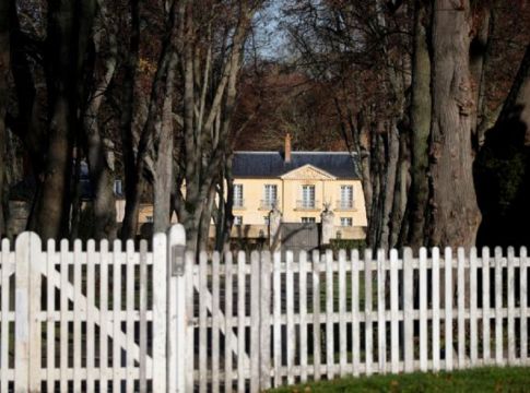 Γαλλία: Με βήχα και σημαντική κόπωση ο Μακρόν στις Βερσαλλίες