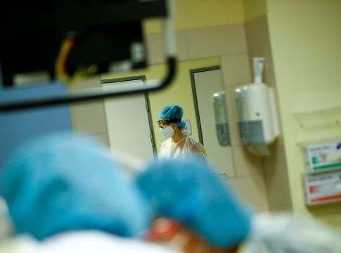 Συγκλονίζει γιατρός από τα Γιαννιτσά – «Πέφταμε και σηκωνόμασταν την ίδια στιγμή»