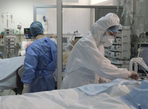 Παραμένουν σε υψηλά επίπεδα κρούσματα και διασωληνωμένοι – «Εφιάλτης» με 95 νεκρούς