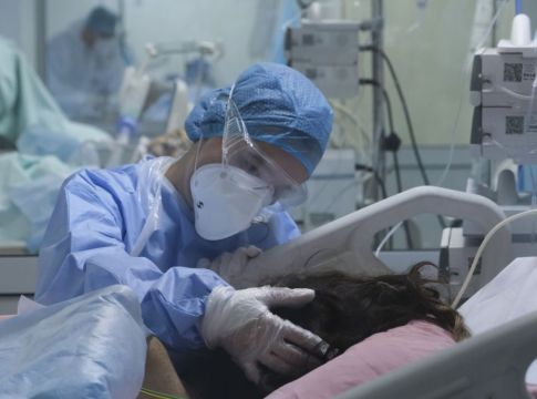 Ηλίας Μόσιαλος : Η συγκινητική ανάρτησή του για τον αγώνα των γιατρών