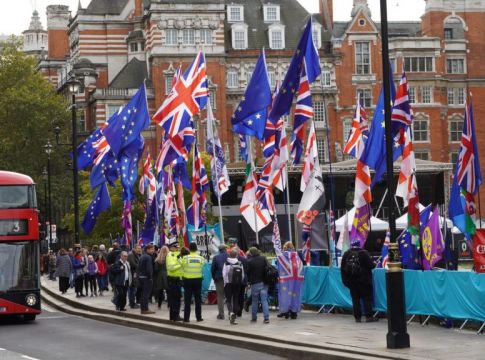 Xαιρετίζουν τη συμφωνία για το Brexit Ευρωπαίοι και Βρετανοί πολιτικοί