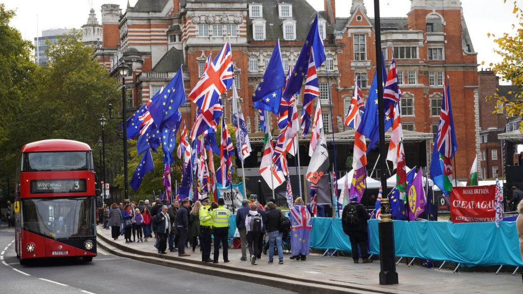 Xαιρετίζουν τη συμφωνία για το Brexit Ευρωπαίοι και Βρετανοί πολιτικοί
