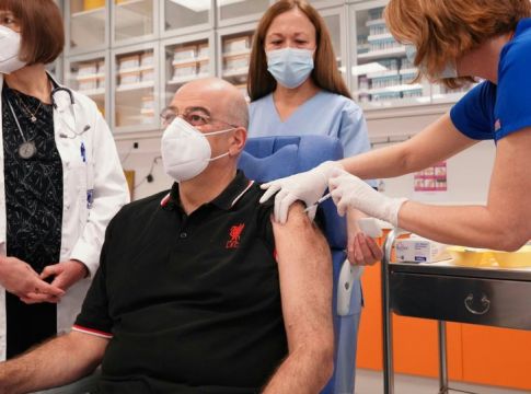 Νίκος Δένδιας: Εμβολιάστηκε φορώντας μπλουζάκι της Λίβερπουλ – «Σηκώνουμε μανίκια, προστατεύουμε τους εαυτούς μας»