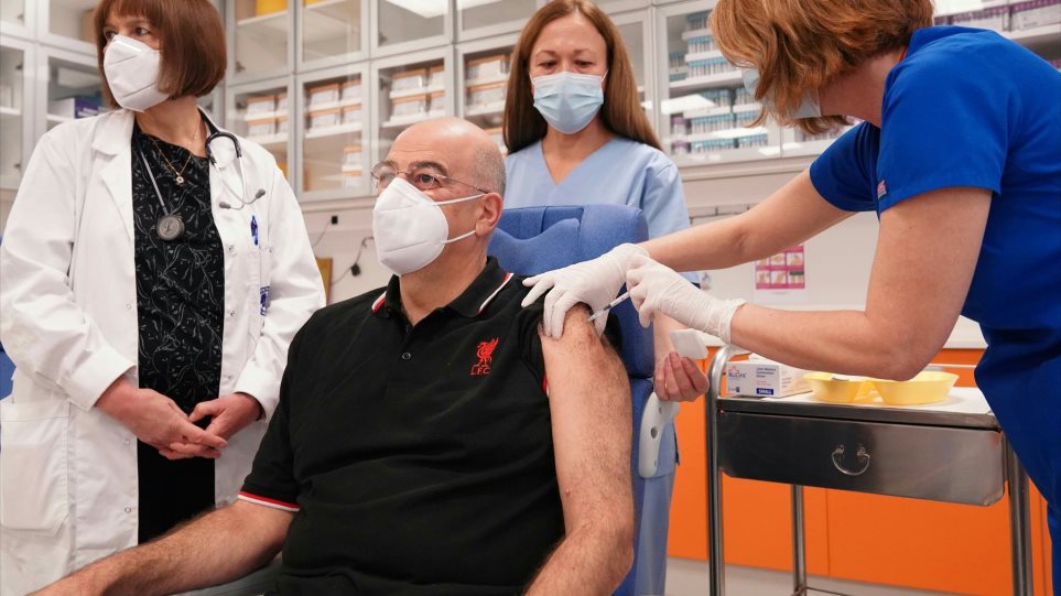 Νίκος Δένδιας: Εμβολιάστηκε φορώντας μπλουζάκι της Λίβερπουλ – «Σηκώνουμε μανίκια, προστατεύουμε τους εαυτούς μας»