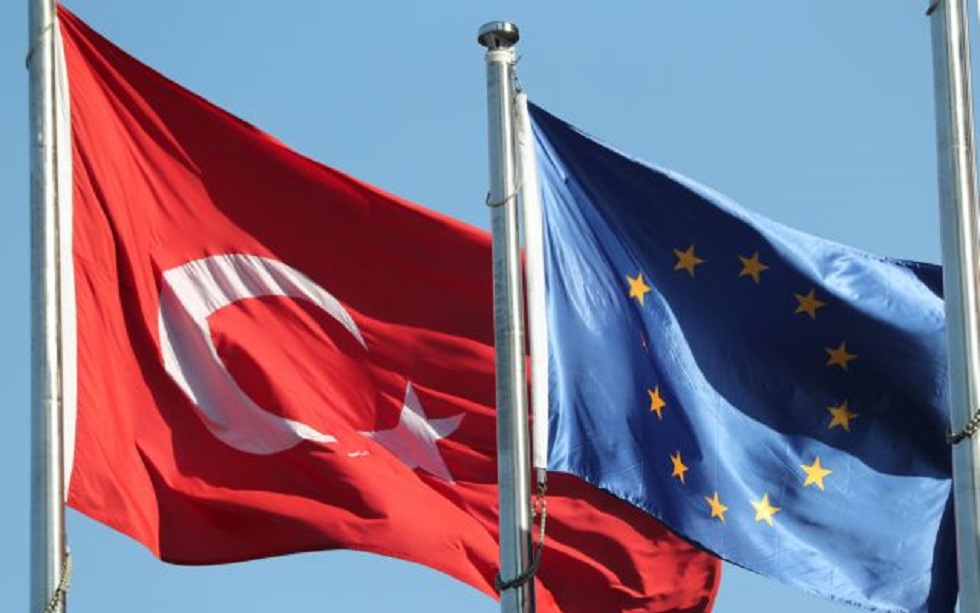 Πέτσας : «Στο πλαίσιο των κυρώσεων και το εμπάργκο όπλων στην Τουρκία»