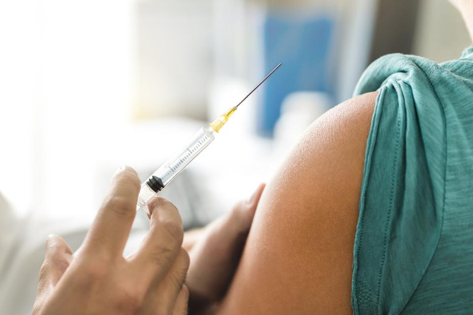 Εμβόλια – κορωνοϊός : Ποιοι δεν θα εμβολιαστούν πρώτοι στην Ελλάδα – Ποιες οι παρενέργειες σε όσους το έχουν κάνει