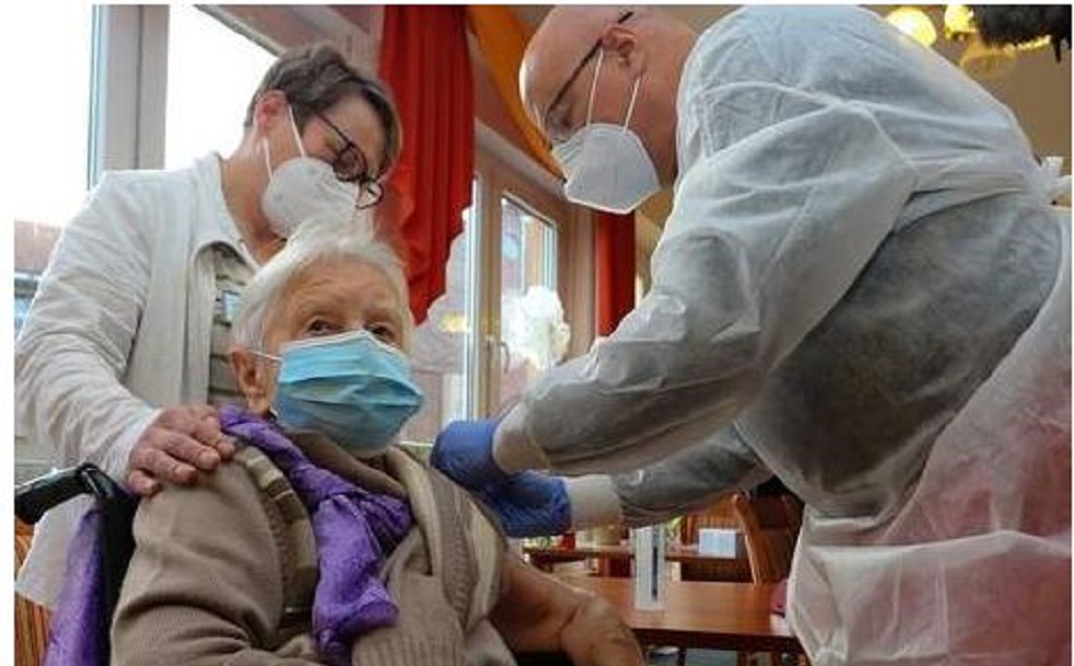 Γερμανία: Ηλικιωμένη 101 ετών που φιλοξενείται σε οίκο ευγηρία η πρώτη που εμβολιάστηκε
