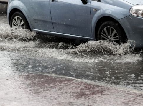 Καιρός : Ισχυρή καταιγίδα σάρωσε την Αττική – Πού θα χτυπήσουν έντονα φαινόμενα τις επόμενες ώρες
