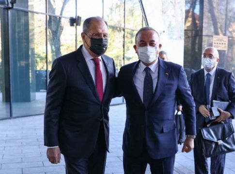 Λαβρόφ : «Η ρωσοτουρκική στρατιωτική συνεργασία θα συνεχισθεί παρά τις αμερικανικές κυρώσεις»