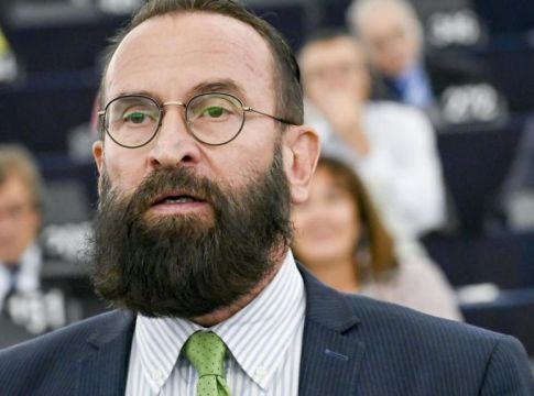 Έξαλλος ο Όρμπαν με τον ευρωβουλευτή του που πιάστηκε σε πάρτι οργίων