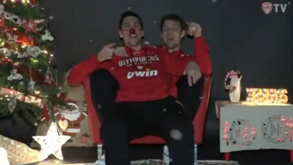 Ολυμπιακός : Οι «ερυθρόλευκες» ευχές και τα εντυπωσιακά ελληνικά των ξένων (vid)