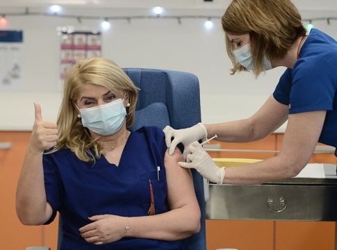 Ιστορική στιγμή : Ξεκίνησαν οι εμβολιασμοί στην Ελλάδα – Πρώτη η νοσηλεύτρια του «Ευαγγελισμού»