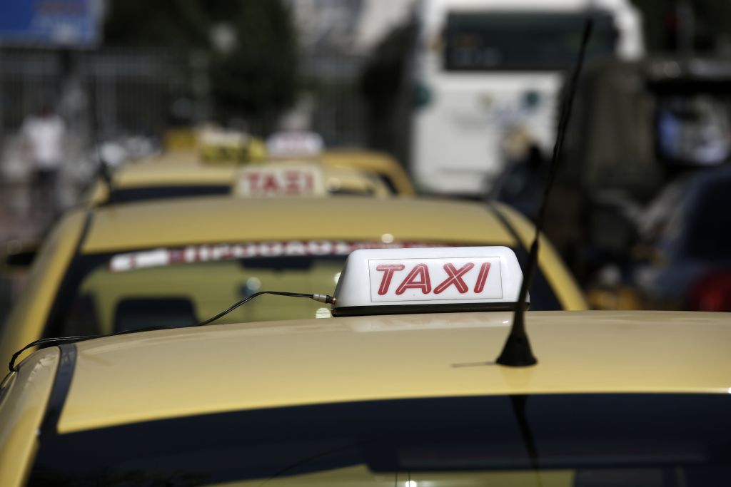 Οι μεταφορικές εταιρείες «γονάτισαν» – Επιστρατεύονται τα… ταξί